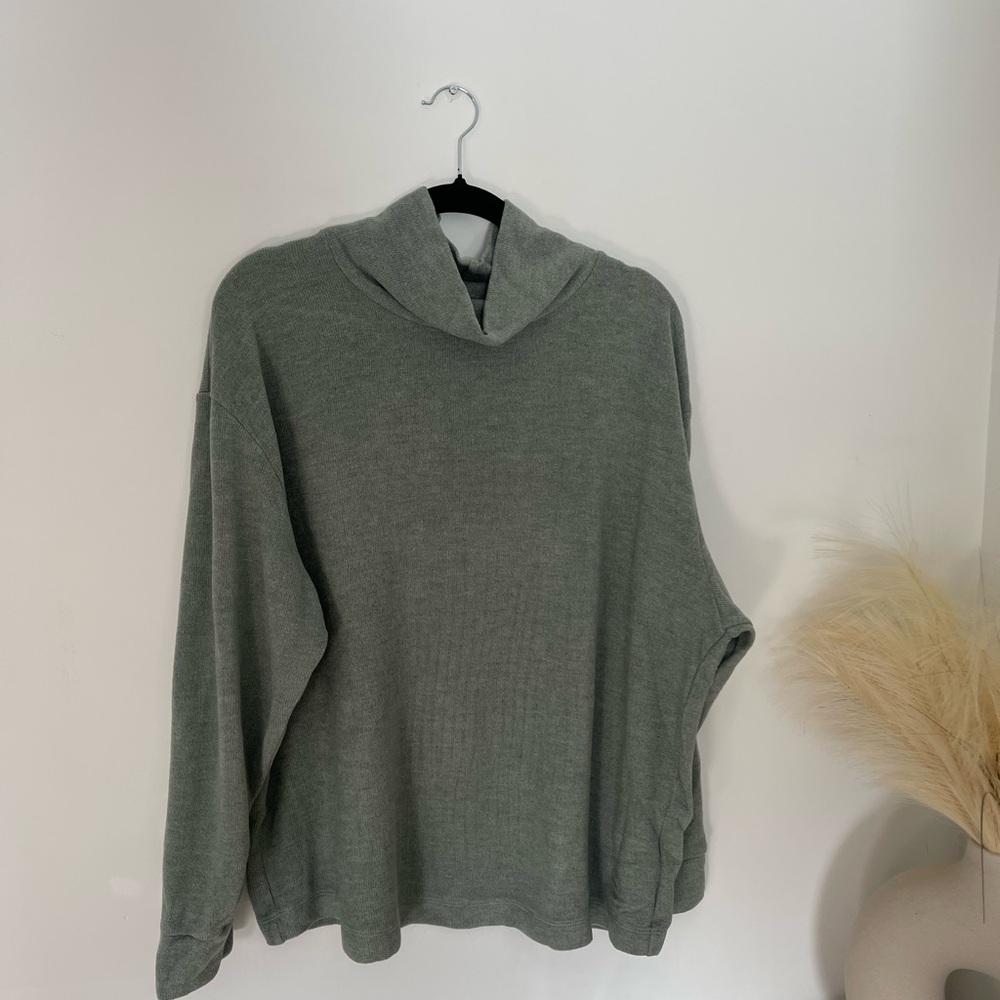 Uniqlo Woman’s Turtleneck Sweater